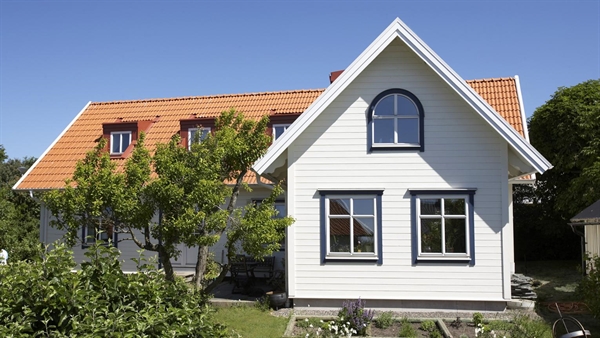 Vitt trähus med färg från Nordsjö